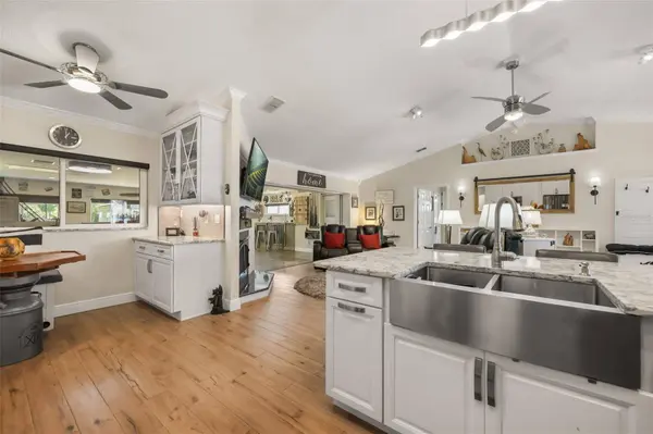 33000 LAKESHORE DR, Tavares, FL 32778