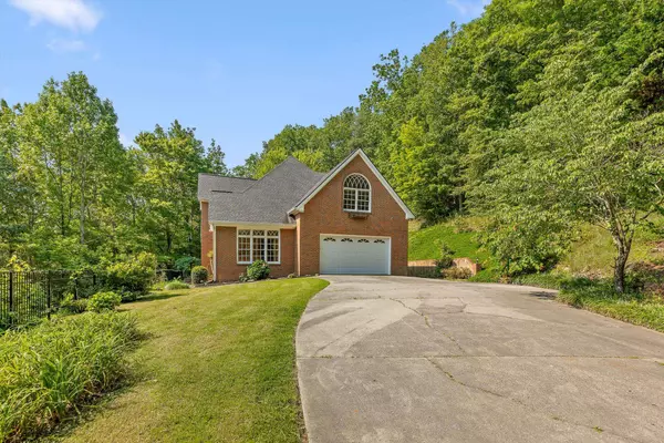 2001 Eagle Point DR, Dalton, GA 30720