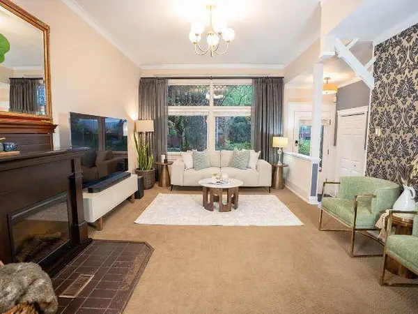 124 Sixth AVE, New Westminster, BC V3L 1T4