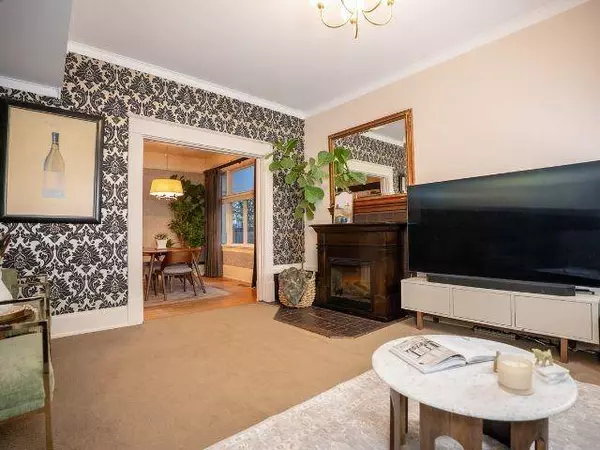 124 Sixth AVE, New Westminster, BC V3L 1T4