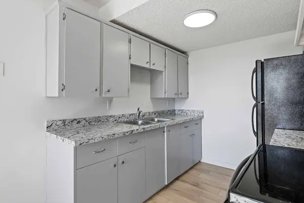 4531 7 AVE SE #15, Calgary, AB T2G 2Y9