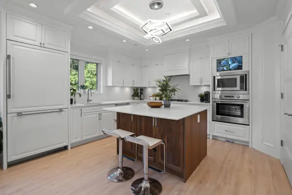 2377 W 7th AVE, Vancouver, BC V6K 1Y4