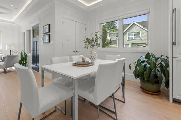 2377 W 7th AVE, Vancouver, BC V6K 1Y4