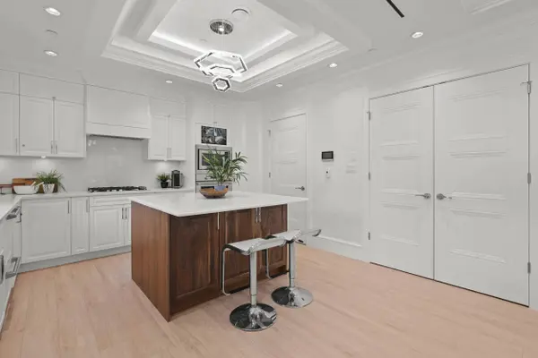 2377 W 7th AVE, Vancouver, BC V6K 1Y4