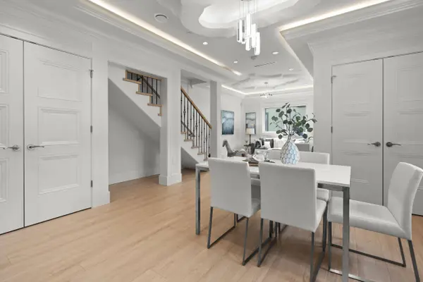 2377 W 7th AVE, Vancouver, BC V6K 1Y4