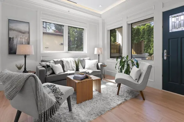 2377 W 7th AVE, Vancouver, BC V6K 1Y4