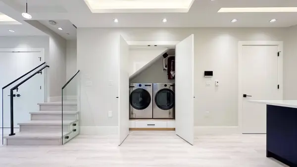 2373 7th Ave W, Vancouver, BC V6K 1Y4