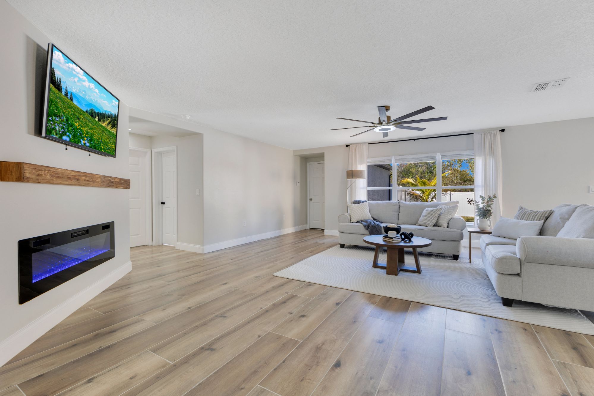 13655 Podocarpus Ln — living area