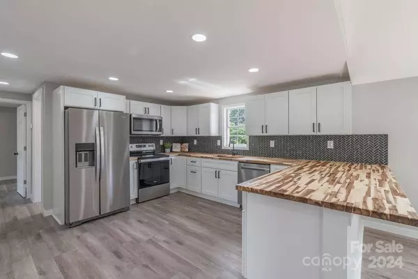 55 Shannon Park CIR, Taylorsville, NC 28681