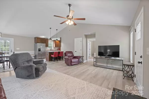 113 Swann Crossing LN, Statesville, NC 28625