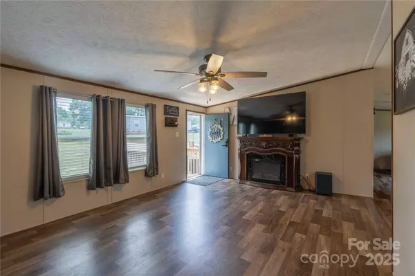 2090 Mesquite LN, Newton, NC 28658