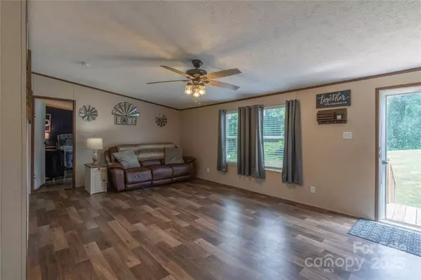 2090 Mesquite LN, Newton, NC 28658