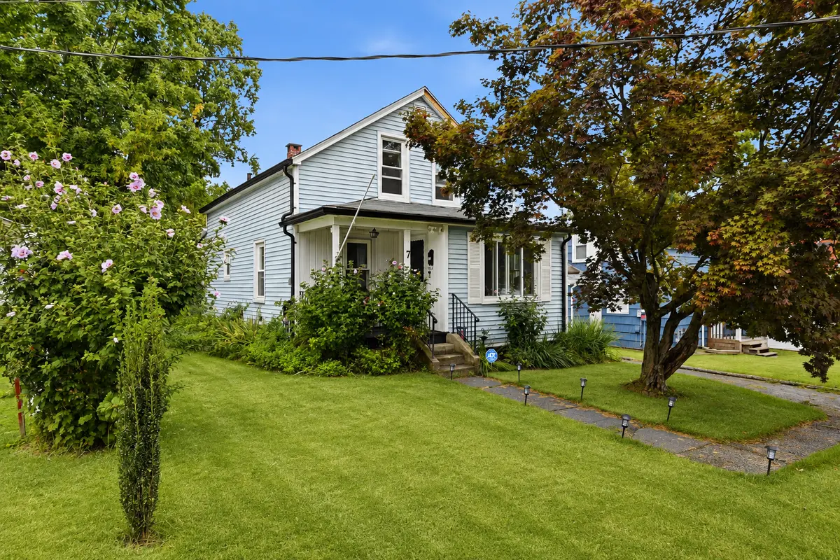 7 Hickory St, Danbury, CT 06810-5723