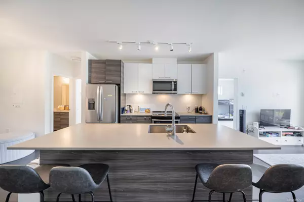 Surrey, BC V3T 0M7,10581 140 St #319