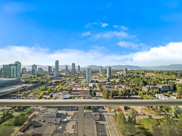 13688 100 AVE #3305, Surrey, BC V3T 0G5