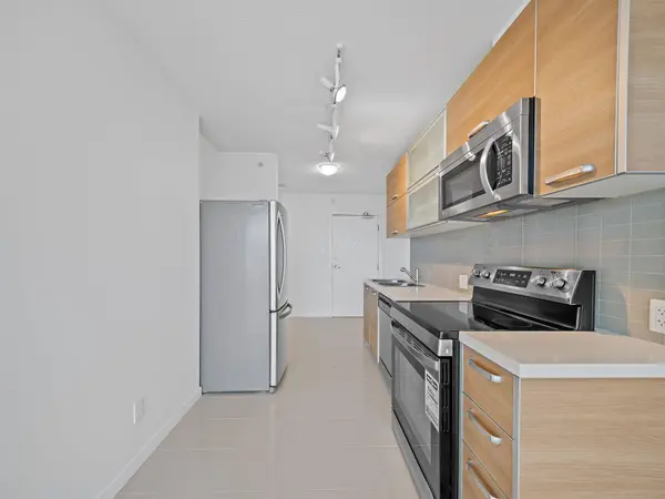 13688 100 AVE #3305, Surrey, BC V3T 0G5