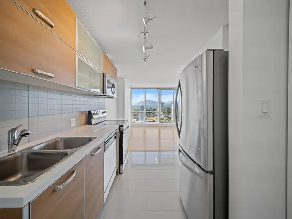 13688 100 AVE #3305, Surrey, BC V3T 0G5