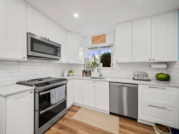 6022 E Greenside DR, Surrey, BC V3S 5M8