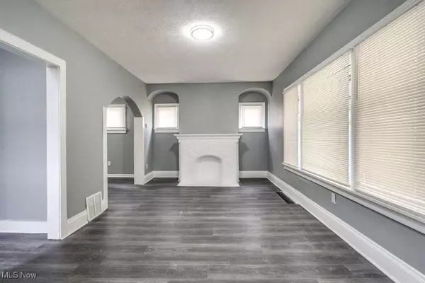 12008 Continental AVE, Cleveland, OH 44120