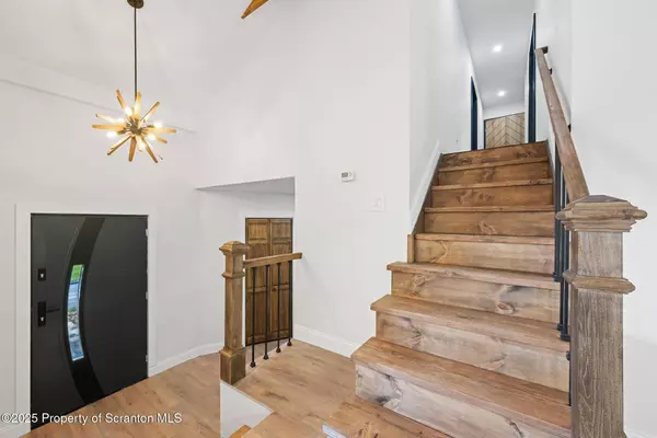 111 Leslie LN, Pittston, PA 18640