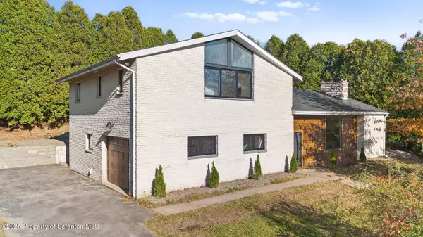 111 Leslie LN, Pittston, PA 18640