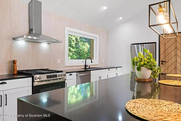 111 Leslie LN, Pittston, PA 18640