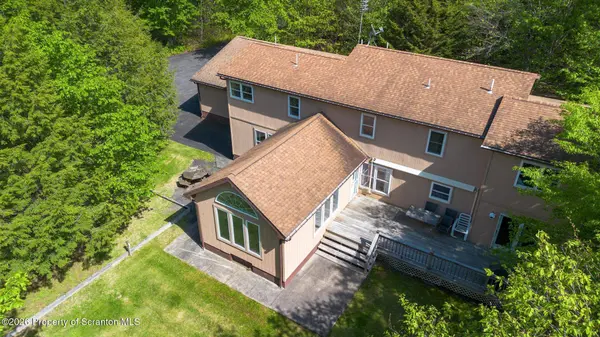 58 Bender RD, Gouldsboro, PA 18424