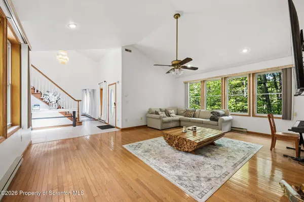 58 Bender RD, Gouldsboro, PA 18424
