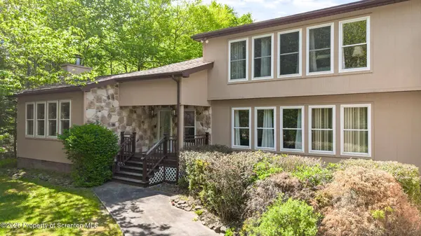 58 Bender RD, Gouldsboro, PA 18424