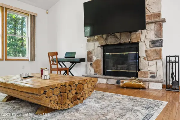 58 Bender RD, Gouldsboro, PA 18424