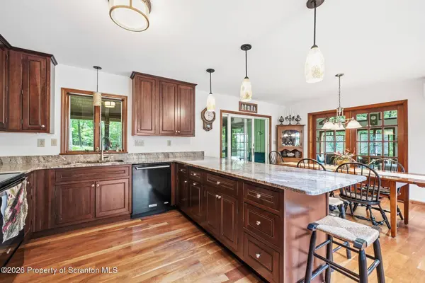 364 Idlewild LN, Clifford Twp, PA 18470