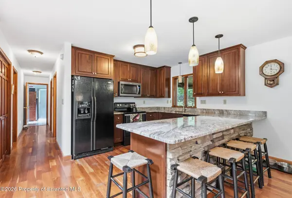 364 Idlewild LN, Clifford Twp, PA 18470