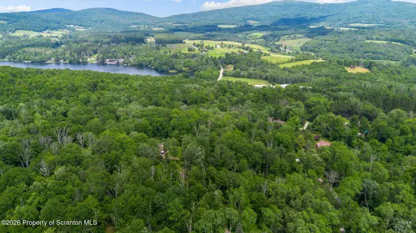 364 Idlewild LN, Clifford Twp, PA 18470
