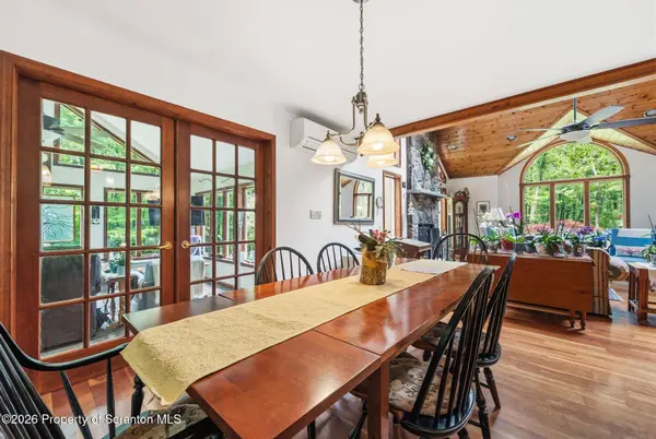 364 Idlewild LN, Clifford Twp, PA 18470