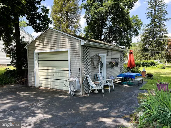 215 PLEASANTVIEW AVE, Schwenksville, PA 19473