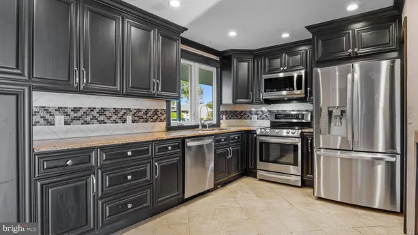 27 GOOD LN, Levittown, PA 19055