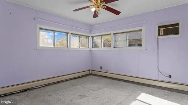 27 GOOD LN, Levittown, PA 19055