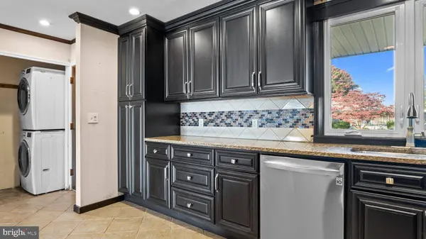 27 GOOD LN, Levittown, PA 19055