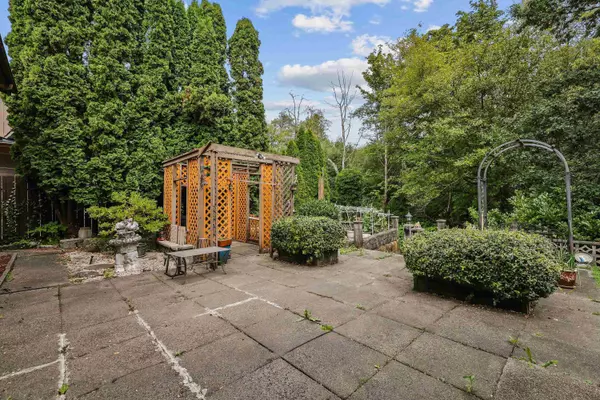 9218 136b ST, Surrey, BC V3W 1K5