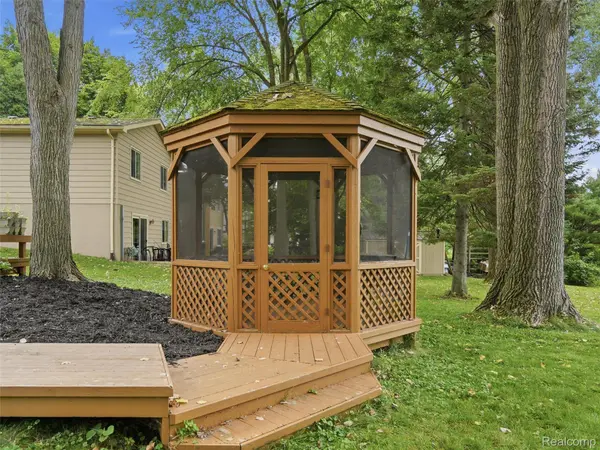 11954 Maxfield BLVD, Hartland Township, MI 48353