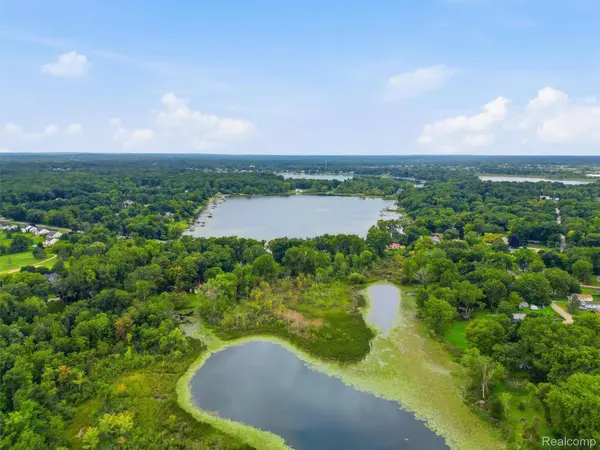 11954 Maxfield BLVD, Hartland Township, MI 48353