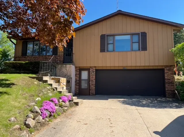 2008 Ridgeway Rd, Monroe, WI 53566-1213