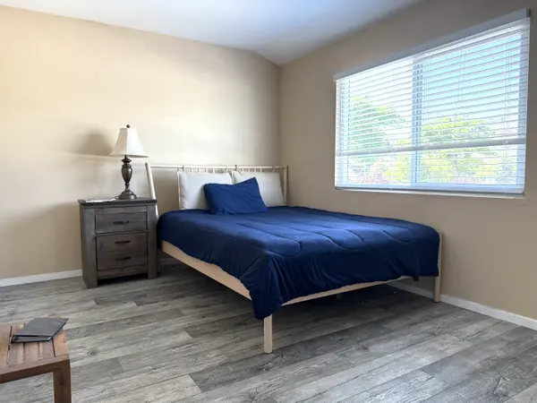 28166 Robin Ave, Santa Clarita, CA 91350-2060