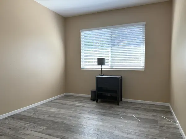 28166 Robin Ave, Santa Clarita, CA 91350-2060
