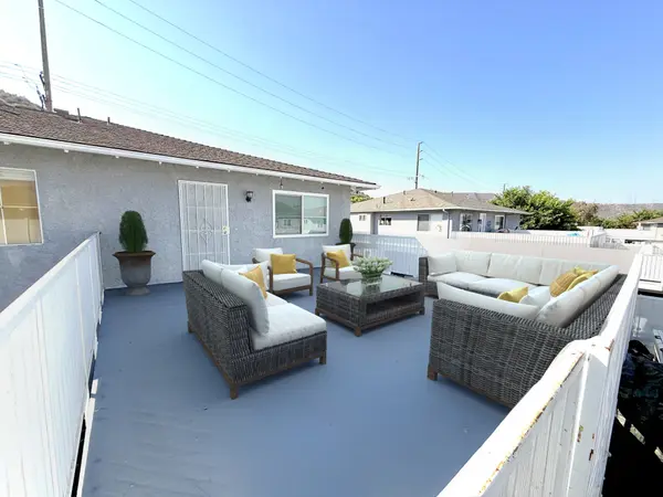 28166 Robin Ave, Santa Clarita, CA 91350-2060