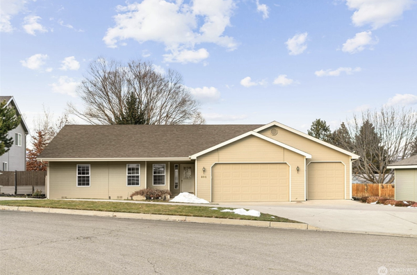 804 Willowbrook Dr, Wenatchee, WA 98801-8002