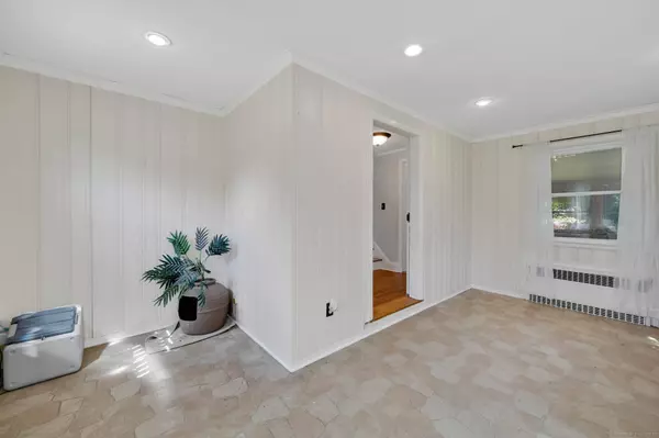 16 Oakdale Street, Wethersfield, CT 06109