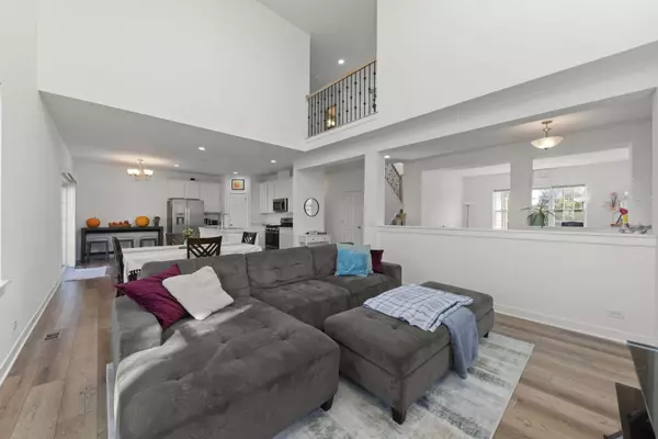 110 Easton DR, Gilberts, IL 60136