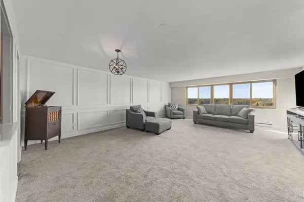 141 N La Grange RD #803, La Grange, IL 60525