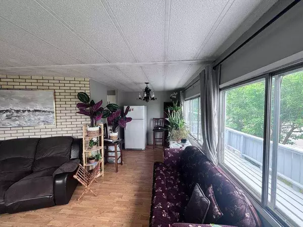 608 9 AVE West, Hanna, AB T0J1P0